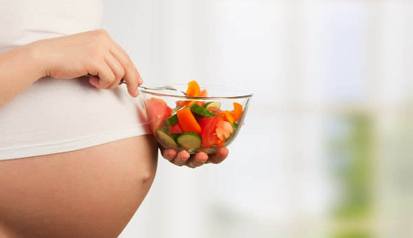 Pregnant woman eating well