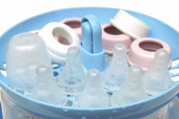 Steaming and sterilizing nipples and milk bottles for baby