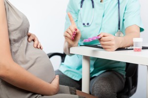 Doctor talking with pregnant woman