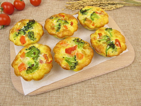 Muffin frittatas with rice, carrots, broccoli and tomatoes
