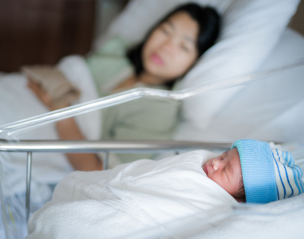 newborn-baby-with-mum