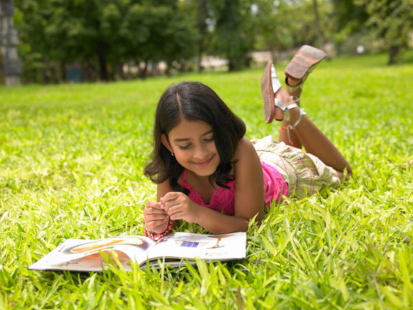  girl reading a book in the park