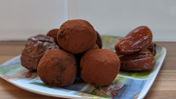 Date and almond chocolate balls 
