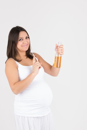 Pregnant woman saying no to booze