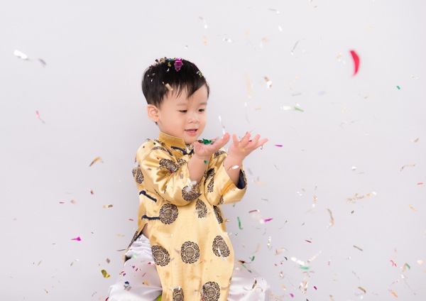 child new year confetti