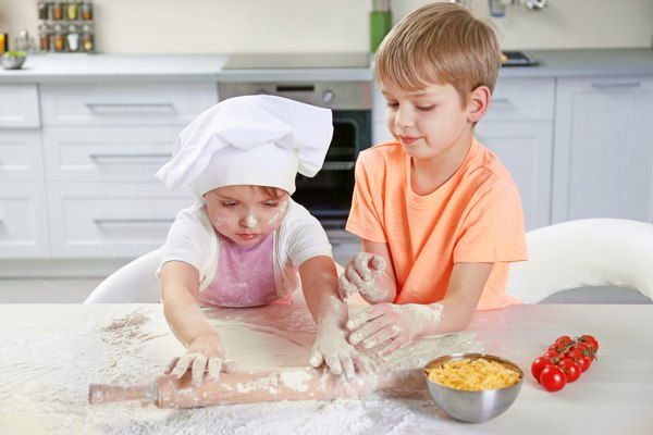children making pizza