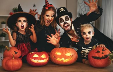 family-dressed-for-halloween