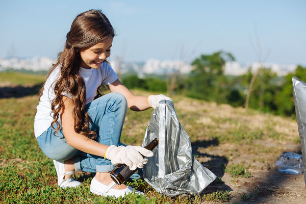 girl-picking-up-rubbish