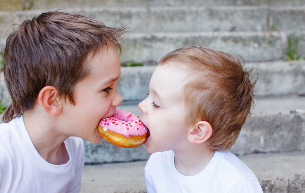 two-boys-sharing-a-donut
