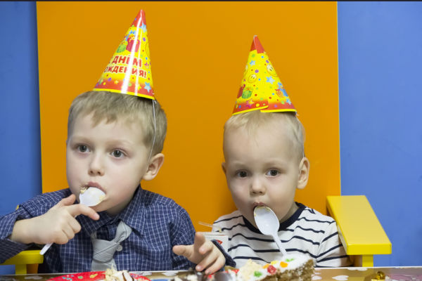 children eating at birthday party