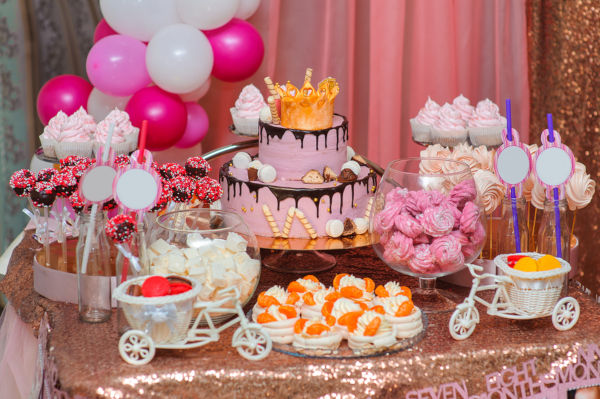 Cake for the child's birthday with crown on top