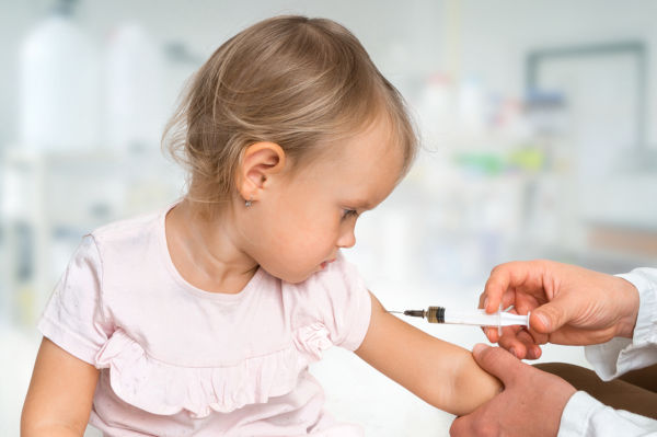 toddler getting vaccinated