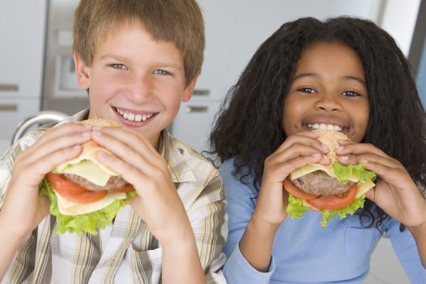 Kids eating cheeeburgers